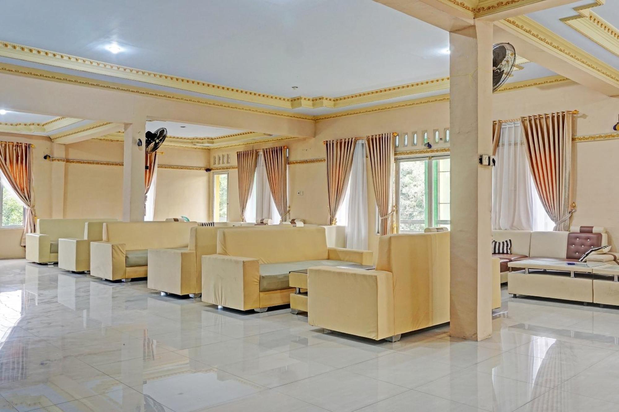 Oyo 91825 Ayu Lestari Homestay Nganjuk 外观 照片